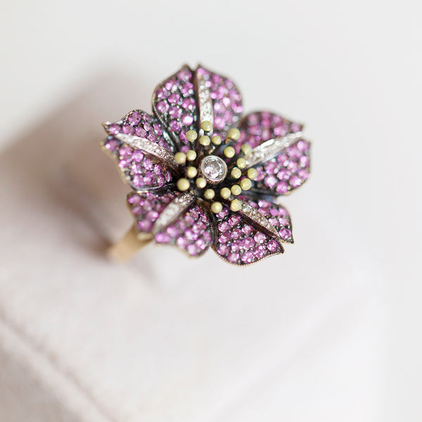 BLOOM RING WITH WHITE DIAMONDS & PINK SAPPHIRE